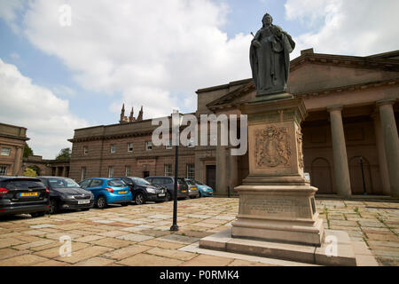 Statue of Queen Victoria in front of Chester Crown Court in Chester Castle Cheshire England UK Stock Photo