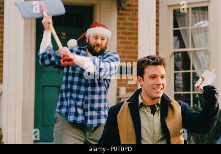 Original Film Title: SURVIVING CHRISTMAS.  English Title: SURVIVING CHRISTMAS.  Film Director: MIKE MITCHELL.  Year: 2004.  Stars: JAMES GANDOLFINI; BEN AFFLECK. Credit: TM & DREAMWORKS / TENNER, SUZANNE / Album Stock Photo