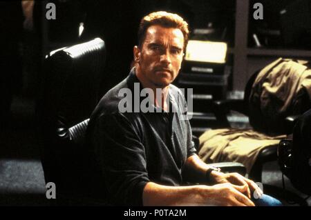 Original Film Title: COLLATERAL DAMAGE.  English Title: COLLATERAL DAMAGE.  Film Director: ANDREW DAVIS.  Year: 2002.  Stars: ARNOLD SCHWARZENEGGER. Credit: WARNER BROS. PICTURES / Album Stock Photo