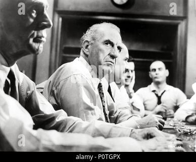 Original Film Title: 12 ANGRY MEN.  English Title: 12 ANGRY MEN.  Film Director: SIDNEY LUMET.  Year: 1957.  Stars: ED BEGLEY. Credit: UNITED ARTISTS / Album Stock Photo