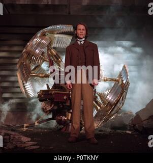 Original Film Title: THE TIME MACHINE.  English Title: THE TIME MACHINE.  Film Director: SIMON WELLS.  Year: 2002.  Stars: GUY PEARCE. Credit: DREAMWORKS SKG/WARNER BROS / Album Stock Photo