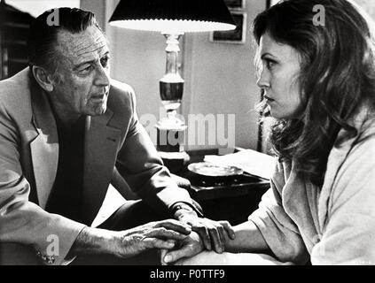 Original Film Title: NETWORK.  English Title: NETWORK.  Film Director: SIDNEY LUMET.  Year: 1976.  Stars: FAYE DUNAWAY; WILLIAM HOLDEN. Credit: UNITED ARTISTS / Album Stock Photo