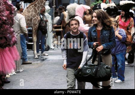 Original Film Title: BIG FAT LIAR.  English Title: BIG FAT LIAR.  Film Director: SHAWN LEVY.  Year: 2002.  Stars: FRANKIE MUNIZ; AMANDA BYNES. Credit: TOLLIN/ROBBINS PRODUCTIONS/MEDIASTREAM FILM / URDANK, SAM / Album Stock Photo