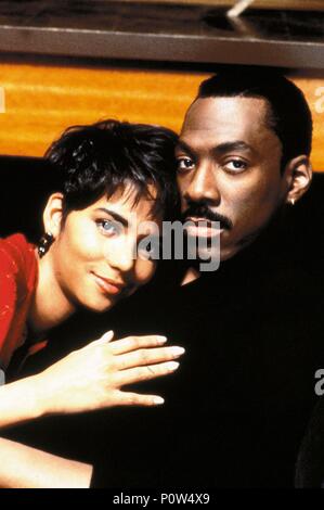 Original Film Title: BOOMERANG.  English Title: BOOMERANG.  Film Director: REGINALD HUDLIN.  Year: 1992.  Stars: EDDIE MURPHY; HALLE BERRY. Credit: PARAMOUNT PICTURES / Album Stock Photo