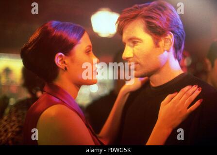 Original Film Title: PLAYING GOD.  English Title: PLAYING GOD.  Film Director: ANDY WILSON.  Year: 1997.  Stars: DAVID DUCHOVNY; ANGELINA JOLIE. Credit: TOUCHSTONE PICTURES / Album Stock Photo