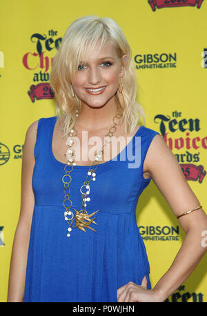 Ashlee Simpson at the Teen Choice Awards at the Universal Amphitheater in Los Angeles. August 14, 2005.24 SimpsonAshlee100 Red Carpet Event, Vertical, USA, Film Industry, Celebrities,  Photography, Bestof, Arts Culture and Entertainment, Topix Celebrities fashion /  Vertical, Best of, Event in Hollywood Life - California,  Red Carpet and backstage, USA, Film Industry, Celebrities,  movie celebrities, TV celebrities, Music celebrities, Photography, Bestof, Arts Culture and Entertainment,  Topix, vertical, one person,, from the years , 2003 to 2005, inquiry tsuni@Gamma-USA.com - Three Quarters Stock Photo