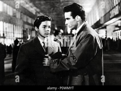 Original Film Title: STAZIONE TERMINI.  English Title: TERMINAL STATION.  Film Director: VITTORIO DE SICA.  Year: 1953.  Stars: MONTGOMERY CLIFT; RICHARD BEYMER. Credit: COLUMBIA PICTURES / Album Stock Photo