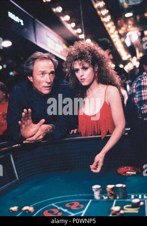 Original Film Title: PINK CADILLAC.  English Title: PINK CADILLAC.  Film Director: BUDDY VAN HORN.  Year: 1989.  Stars: CLINT EASTWOOD; BERNADETTE PETERS. Credit: WARNER BROTHERS / Album Stock Photo