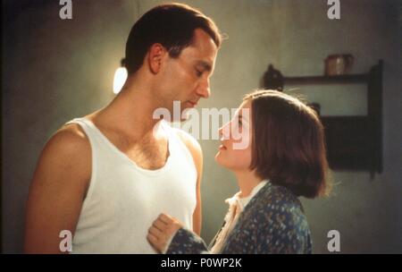 Original Film Title: GOSFORD PARK.  English Title: GOSFORD PARK.  Film Director: ROBERT ALTMAN.  Year: 2001.  Stars: CLIVE OWEN; KELLY MACDONALD. Credit: CAPITOL FILMS/CHICAGO FILMS/USA FILMS/MEDUSA PRODUZIONE/SAND / Album Stock Photo