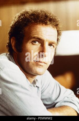 Original Film Title: SLITHER.  English Title: SLITHER.  Film Director: HOWARD ZIEFF.  Year: 1973.  Stars: JAMES CAAN. Credit: M.G.M. / Album Stock Photo