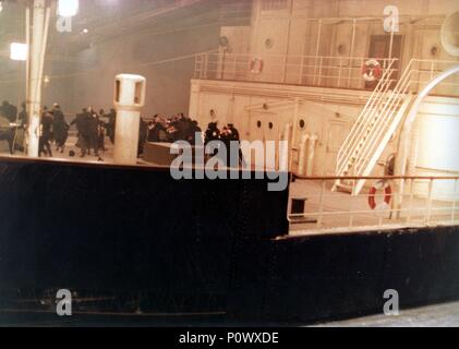 Original Film Title: E LA NAVE VA.  English Title: AND THE SHIP SAILS ON.  Film Director: FEDERICO FELLINI.  Year: 1983. Credit: GAUMONT/RAI/FILMS A2 / Album Stock Photo