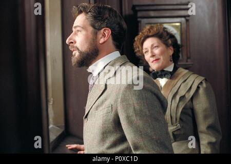 Original Film Title: THE GOLDEN BOWL.  English Title: THE GOLDEN BOWL.  Film Director: JAMES IVORY.  Year: 2000.  Stars: ANJELICA HUSTON; JEREMY NORTHAM. Credit: MERCHANT IVORY / Album Stock Photo