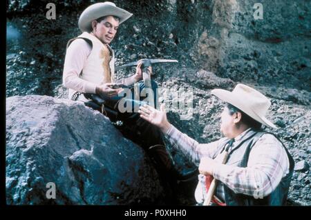 Original Film Title: POR MIS PISTOLAS.  English Title: WITH MY GUNS.  Film Director: MIGUEL M. DELGADO.  Year: 1968.  Stars: CANTINFLAS. Credit: POSA FILMS, S.A. / Album Stock Photo