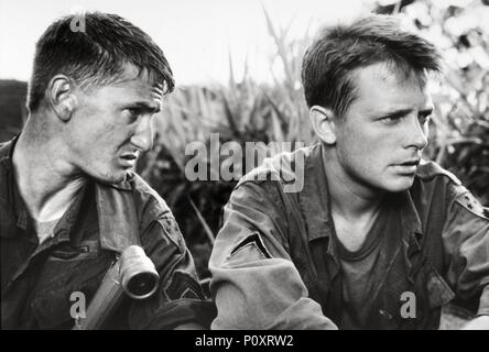 Original Film Title: CASUALTIES OF WAR.  English Title: CASUALTIES OF WAR.  Film Director: BRIAN DE PALMA.  Year: 1989.  Stars: SEAN PENN; MICHAEL J. FOX. Credit: COLUMBIA TRI STAR / Album Stock Photo