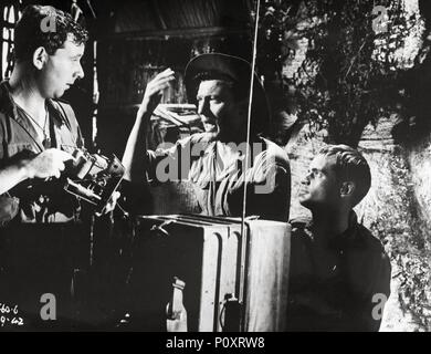 Original Film Title: THE LONG AND THE SHORT AND THE TALL.  English Title: JUNGLE FIGHTERS.  Film Director: LESLIE NORMAN.  Year: 1961.  Stars: LAURENCE HARVEY; DAVID MCCALLUM. Credit: ABP/MICHAEL BALCON / Album Stock Photo