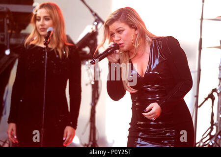 New York, USA. 08th June, 2018. Kelly Clarkson live at a concert of the 'NBC Today Show Citi Concert Series' at Rockefeller Plaza. New York, 08.06.2018 | usage worldwide Credit: dpa/Alamy Live News Stock Photo