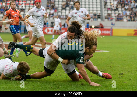 Paris, France. 10th Jun, 2018. Springboks player Werner Kok is tackled by English Mike Ellery during the final of HSBC Paris Sevens Series. South Africa wins both the tournament and the 2018 Sevens World Series. Paris, France,  June 10th 2018. Stock Photo