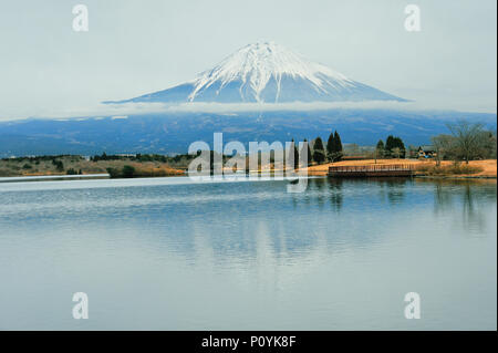 Wonderful view of Lake Tanuki on a cold winter afternoon with gray sky. Stock Photo