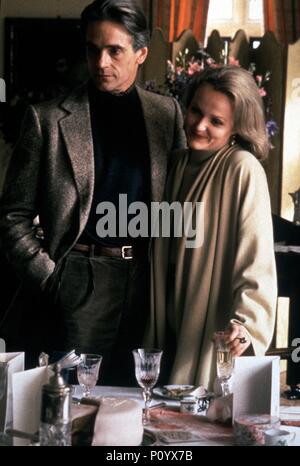 Original Film Title: FATALE.  English Title: DAMAGE.  Film Director: LOUIS MALLE.  Year: 1992.  Stars: JEREMY IRONS; MIRANDA RICHARDSON. Credit: SKRIBA/STUDIO CANAL/CHANNEL 4/CANAL+ / Album Stock Photo