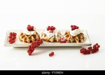 Butterwaffeln mit Sahne und Johannisbeeren, Freisteller Stock Photo