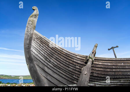 Steering oar at stern of Skidbladner, full size replica of the Gokstad ship at Brookpoint, Unst, Shetland Islands, Scotland, UK Stock Photo