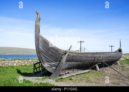 Steering oar at stern of Skidbladner, full size replica of the Gokstad ship at Brookpoint, Unst, Shetland Islands, Scotland, UK Stock Photo