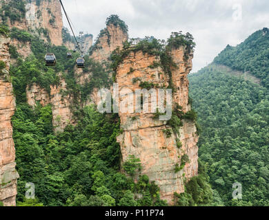 Cable car within the Tianzi Mountain column karst at Wulingyuan Scenic Area, Zhangjiajie National Forest Park, Hunan, China Stock Photo