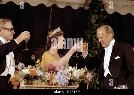 1976, July 7 – Tent on South Lawn – The White House – Gerald R. Ford, Queen Elizabeth II, Vice President Nelson Rockefeller – standing, raising glasses for toast – Bicentennial Event, State Dinner in Honor of Queen Elizabeth II and Prince Philip Stock Photo