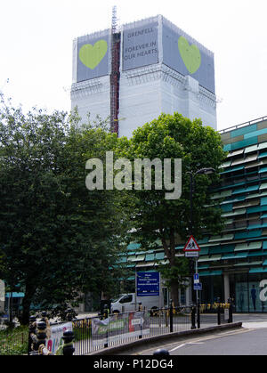 London, UK, 9yh Jun 2018 Daytime. Grenfell Tower, Scene of the disastrous fatal fire on the week of the first anniversary. The tower is noe covered Stock Photo