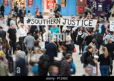 Victoria Station, London, UK. September 29th 2016.  Demonstrators stage a protest at Victoria station to send a message to the Department for Transpor Stock Photo