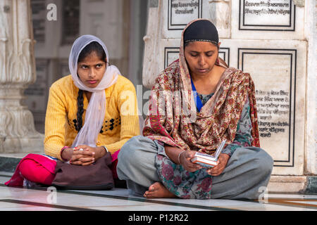 Two female Sikh pilgrims at the Golden Temple, Amritsar, Punjab, India Stock Photo