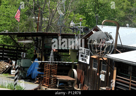 Old country store with junk hoarded outside Stock Photo