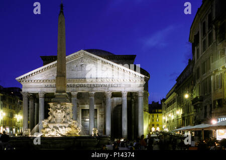 Night view of the fountain and the Piazza della Rotonda, with the Pantheon behind, at dusk, Rome, Italy Stock Photo