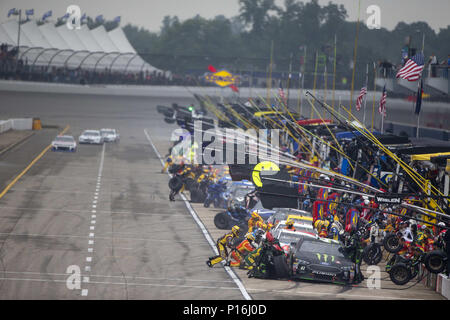 Brooklyn, Michigan, USA. 10th June, 2018. Kurt Busch (41) makes a pit stop during the FireKeepers Casino 400 at Michigan International Speedway in Brooklyn, Michigan. Credit: Stephen A. Arce/ASP/ZUMA Wire/Alamy Live News Stock Photo