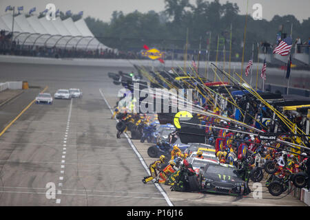 Brooklyn, Michigan, USA. 10th June, 2018. Kurt Busch (41) makes a pit stop during the FireKeepers Casino 400 at Michigan International Speedway in Brooklyn, Michigan. Credit: Stephen A. Arce/ASP/ZUMA Wire/Alamy Live News Stock Photo