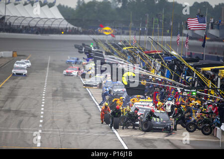 Brooklyn, Michigan, USA. 10th June, 2018. Kurt Busch (41) makes a pit stop during the FireKeepers Casino 400 at Michigan International Speedway in Brooklyn, Michigan. Credit: Stephen A. Arce/ASP/ZUMA Wire/Alamy Live News Stock Photo