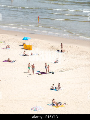 Bournemouth, UK. 11th June 2018. Tourists enjoy the hot and sunny weather on Bournemouth beach and seafront. Credit: Thomas Faull/Alamy Live News Stock Photo