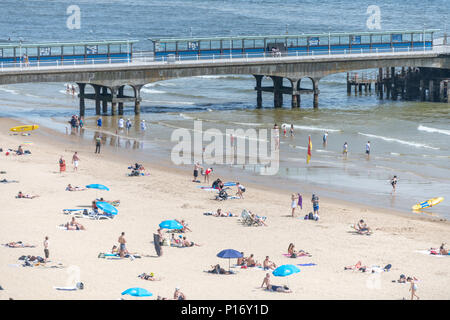 Bournemouth, UK. 11th June 2018. Tourists enjoy the hot and sunny weather on Bournemouth beach and seafront. Credit: Thomas Faull/Alamy Live News Stock Photo