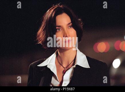 Original Film Title: SUSPECT ZERO.  English Title: SUSPECT ZERO.  Film Director: ELIAS MERHIGE.  Year: 2004.  Stars: CARRIE-ANNE MOSS. Credit: PARAMOUNT PICTURES / MOSELEY, MELISSA / Album Stock Photo