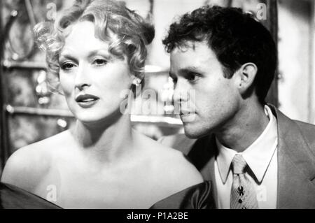 Original Film Title: SOPHIE'S CHOICE.  English Title: SOPHIE'S CHOICE.  Film Director: ALAN J. PAKULA.  Year: 1982.  Stars: MERYL STREEP; PETER MACNICOL. Credit: ITC/UNIVERSAL / Album Stock Photo