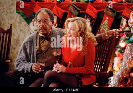 Original Film Title: SURVIVING CHRISTMAS.  English Title: SURVIVING CHRISTMAS.  Film Director: MIKE MITCHELL.  Year: 2004.  Stars: CATHERINE O'HARA; SY RICHARDSON. Credit: TM & DREAMWORKS / TENNER, SUZANNE / Album Stock Photo