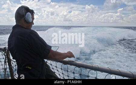 USS Momsen (DDG-92) aft SPG-62 fire-control radars Stock Photo - Alamy