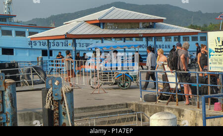 Passengers at a port in Ko Pha-ngan, Thailand Stock Photo