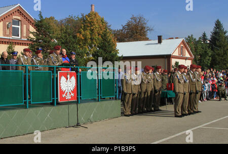 BIELSKO-BIAŁA, Poland – Lt. Col. Ryszard Burczy, commander of the Polish 18th Airborne Battalion, 6th Airborne Brigade, welcomes guests to the annual celebration and open house event honoring the unit’s history at the battalion headquarters in Bielsko-Biała, Poland, Oct. 14, 2016. U.S. paratroopers with Company D, 2nd Battalion, 503rd Infantry Regiment, 173rd Airborne Brigade, participated in the event alongside Polish allies in support of Operation Atlantic Resolve, a U.S. led effort in Eastern Europe that demonstrates U.S. commitment to the collective security of NATO and dedication to endur Stock Photo