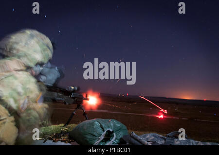 Spc. Jordan Fitzgerald, an Army Reserve Soldier with the 316th Sustainment Command (Expeditionary), based out of Coraopolis, Pa., fires a M240B machine gun during night qualification at Fort Hood, Tx., Oct. 10, 2016. This is to prepare the Soldiers of the 316th during their predeployment training. (U.S. Army photo by Staff Sgt. Dalton Smith) Stock Photo