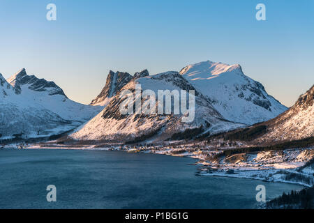 Bergsfjord, viewpoint Bergsbotn, view of Husfjellet, Senja, Norway ...