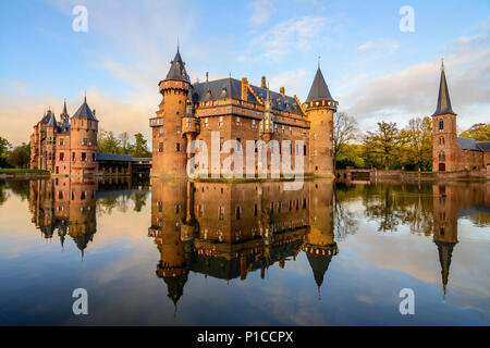UTRECHT, THE NETHERLANDS - OCTOBER 29, 2017: De Haar Castle or Kasteel de Haar surrounded by water reflection in the lake, largest castle of Holland,  Stock Photo