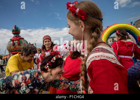 Moscow, Russia. 11th June, 2018. People dancing Khorovod (Slavic circle dance) at SamovarFest family festival in Moscow during marking Russia Day Credit: Nikolay Vinokurov/Alamy Live News Stock Photo