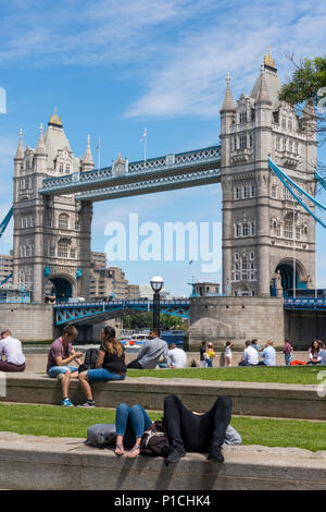 London Uk 11th June 2018 Uk Weather The Temperature Reaches 24 Degrees In The Summer Sunshine At London Bridge In The City Of London Office Workers And Tourists Making The Most Of The Warm Sunshine Taking Their Lunch Breaks By The River Thames