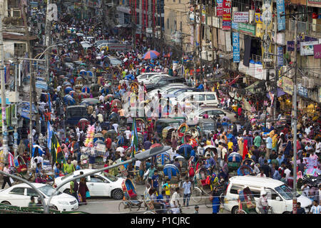 Dhaka, Bangladesh. 11th June, 2018. DHAKA, BANGLADESH - JUNE 12 : Traffic jam and peoples crowd seen at New Market area during the Ramadan in Dhaka, Bangladesh on June 12, 2018.Last 10 years in Dhaka, average traffic speed has dropped from 21 km/hour to 7 km/hour, only slightly above the average walking speed. Congestion in Dhaka eats up 3.2 million working hours per day according to static reports. Credit: Zakir Hossain Chowdhury/ZUMA Wire/Alamy Live News Stock Photo